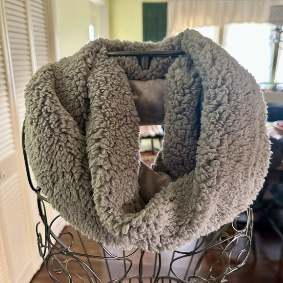 2 NWOT, INFINITY SCARVES. MASSINI, CREAM & SOFT LAVENDER SCARF WITH FRINGE. - Picture 8 of 10